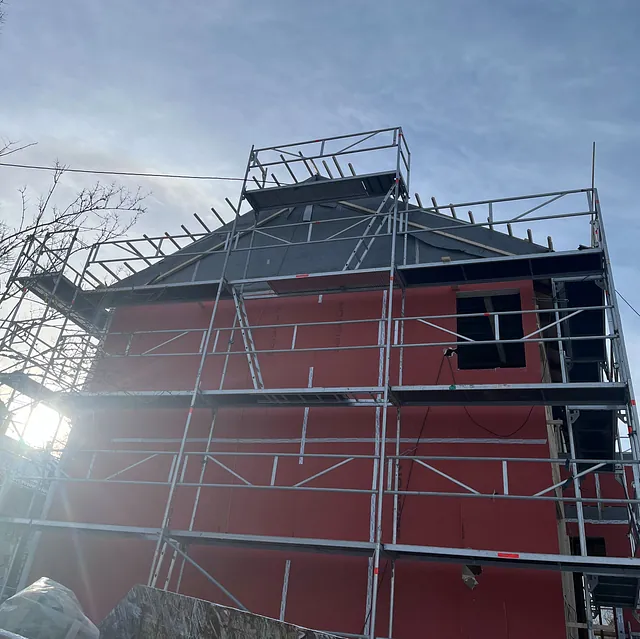 Snekker måler opp før kapp av plank