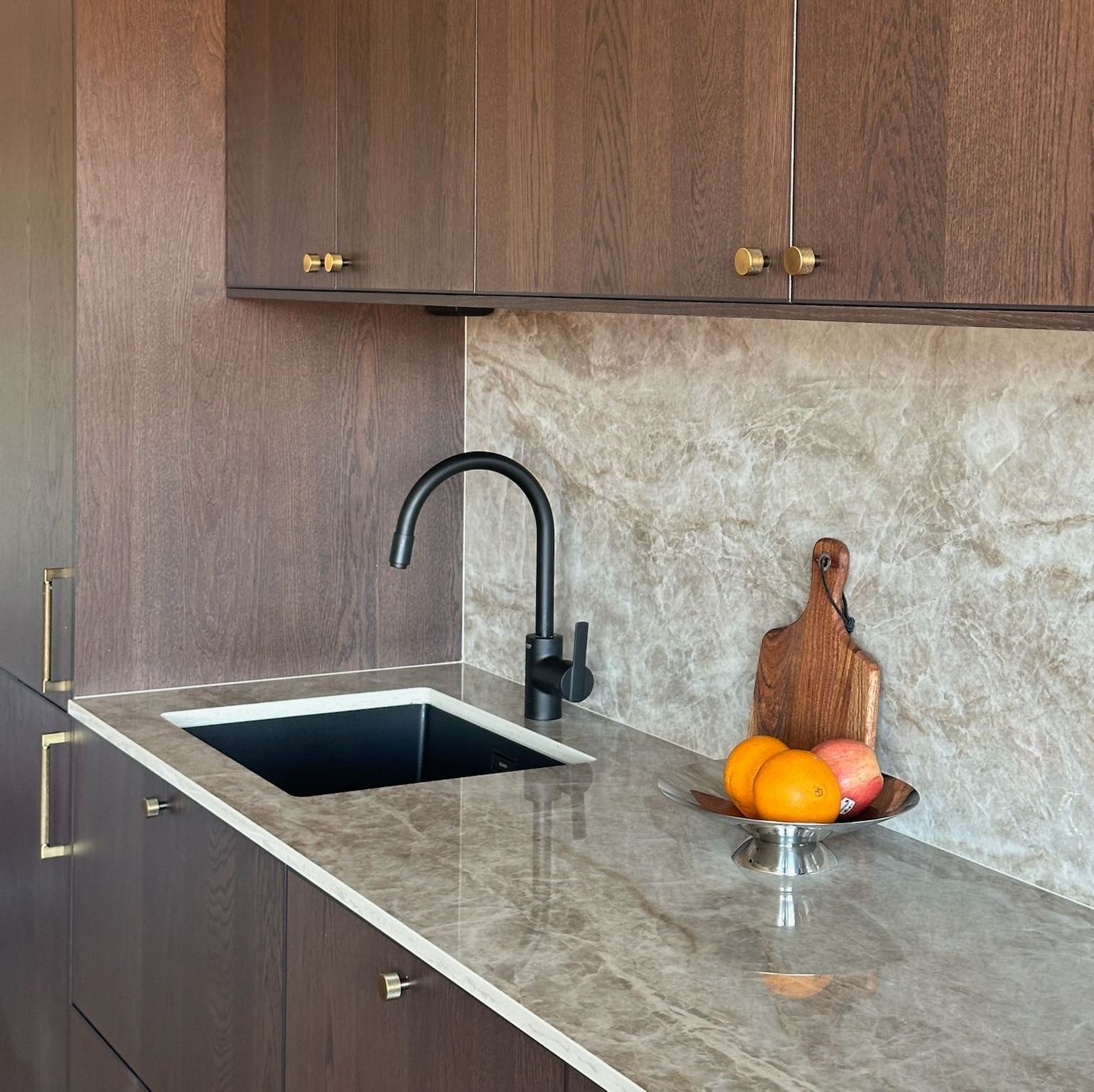 Person tegner på arkitekttegning med linjal og passer.