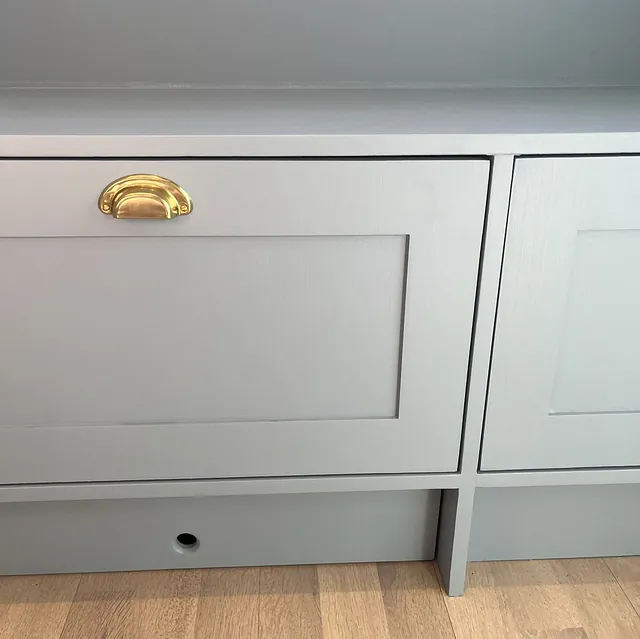 Snekker bruker kappsag for å kappe planke