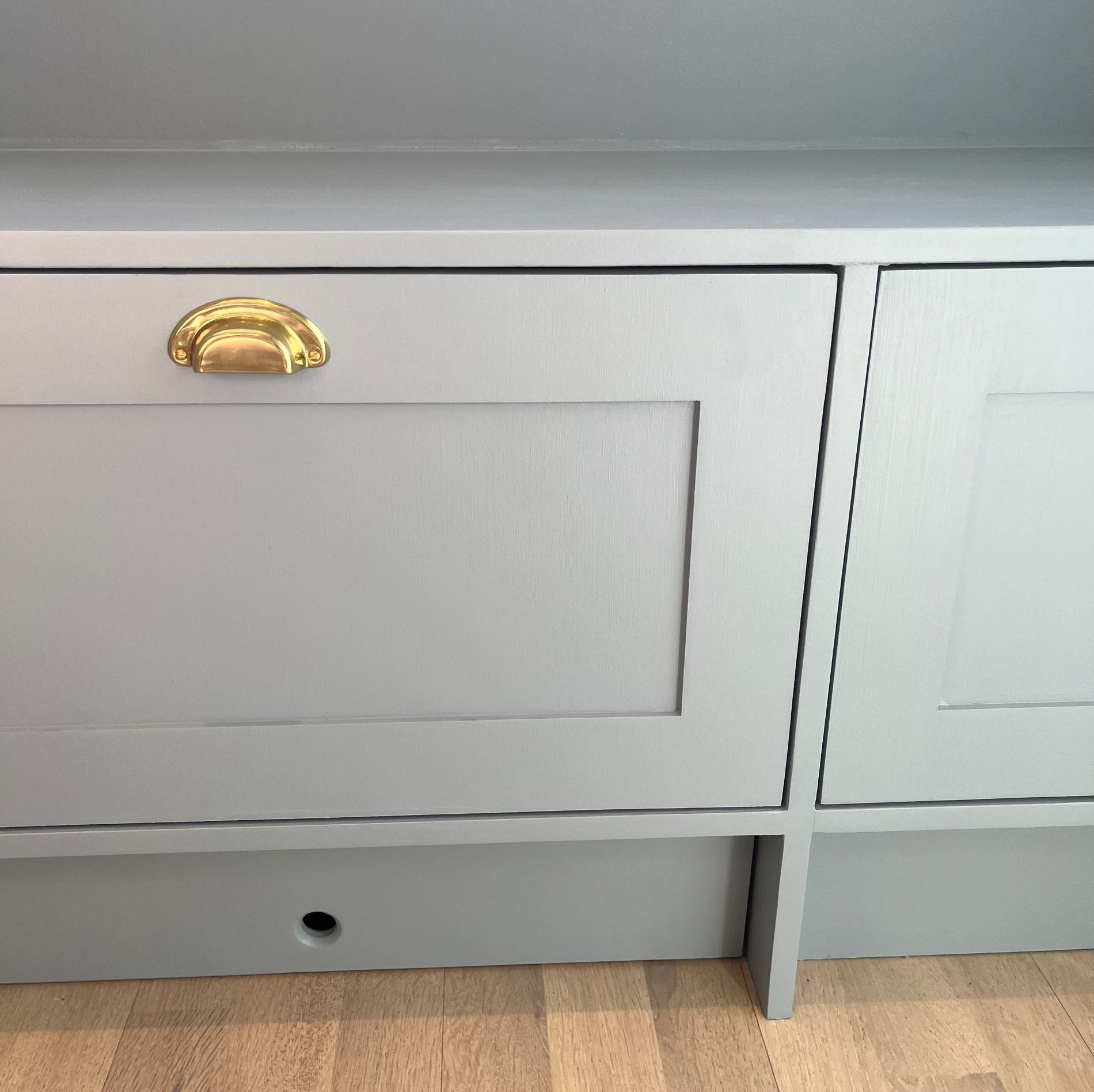 Snekker bruker kappsag for å kappe planke